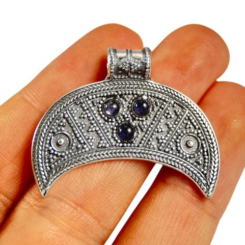 LUNULE, RÉPLIQUE D'UN PENDENTIF IXÈME SIÈCLE, ARGENT ET IJOLITE, TYPE 4