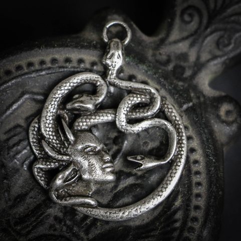 MÉDUSE, TALISMAN ANTIQUE, ZINC, ARGENT ANTIQUE