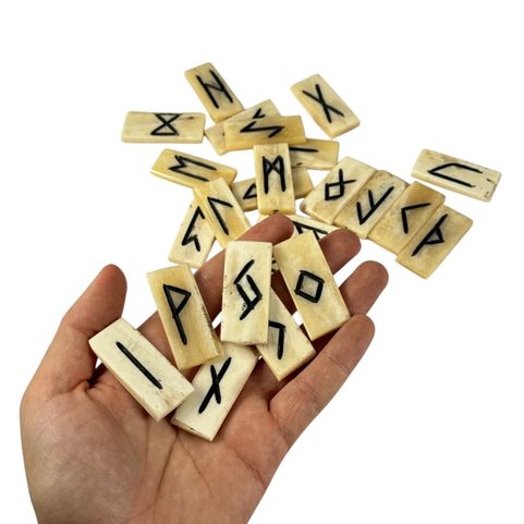 FUTHARK, RUNES DE CORNE DANS UN SAC EN CUIR