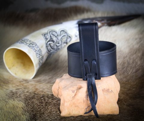VEGVÍSIR LEATHER HORN HOLDER BLACK