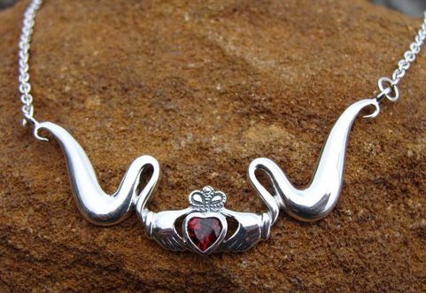 CLADDAGH NECKLACE WITH GARNET, AG 925