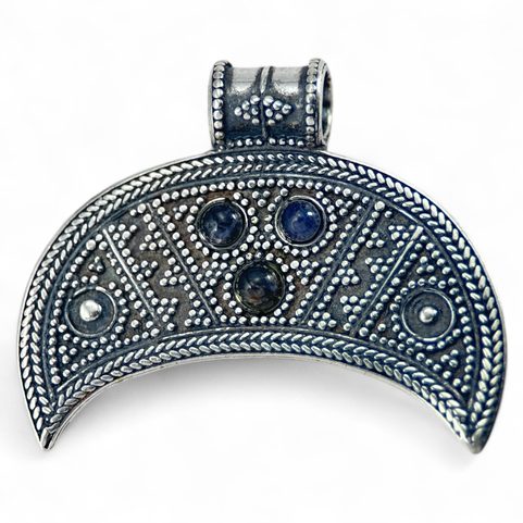 LUNULE, RÉPLIQUE D'UN PENDENTIF IXÈME SIÈCLE, ARGENT ET IJOLITE, TYPE 4