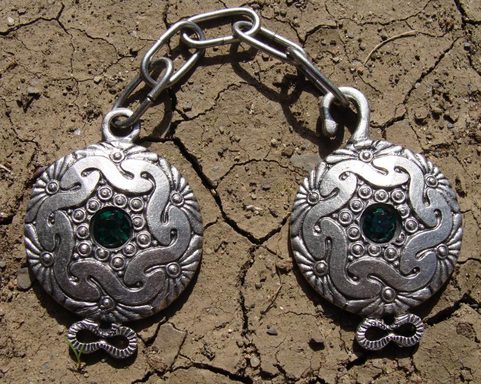 CLOAK CHAIN WITH CLASP, GREEN GLASS