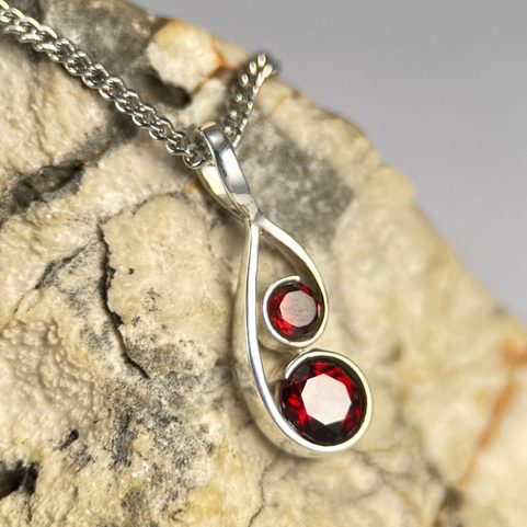 RHIANNON, PENDENTIF EN ARGENT, GRENAT AG 925/1000