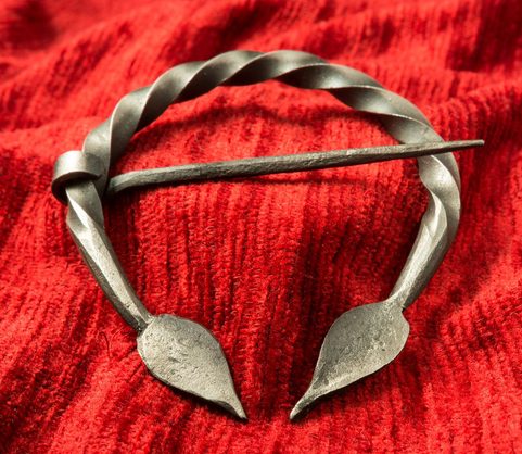 PENANNULAR BROOCH - LEAVES