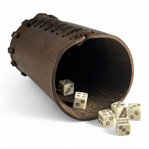 DÉS ET LES DÉS EN CUIR TASSE