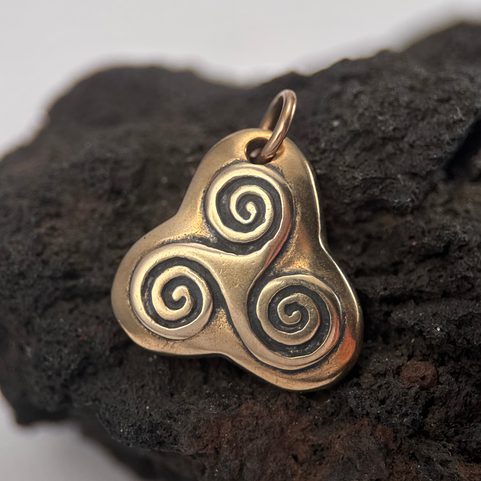 TRIKEL PLEIN, PENDENTIF, BRONZE