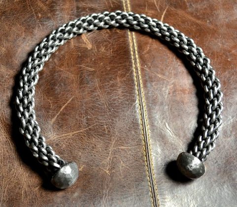 CANVAS FORGE TORQUES EN ACIER, CHAUFFE-NUQUE
