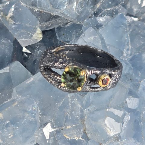 LUXURY SILVER RING WITH GENUINE MOLDAVITE, 925/1000