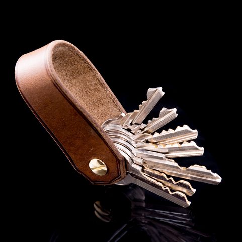 BALFOUR, LUXURY LEATHER KEYCHAIN BROWN