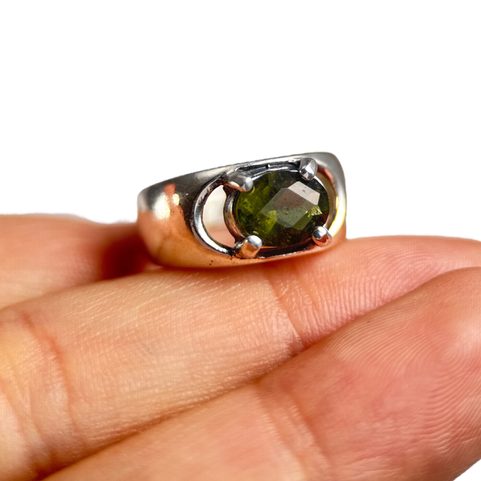 MOLDAVITE, STERLING SILVER RING WITH CUT MOLDAVITE