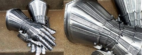POLISHED GAUNTLETS DECORATED WITH PLASTIC STYLE