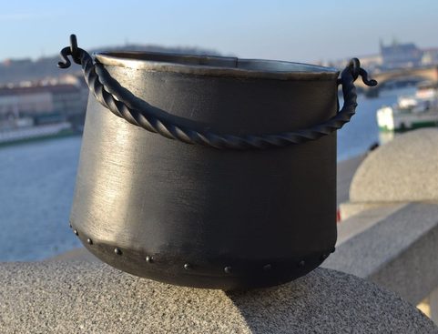 IRON CAULDRON 10 L