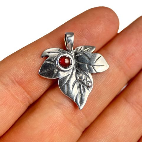 IVY LEAF SILVER PENDANT HESONITE