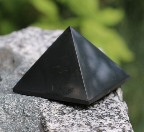 SHUNGITE PYRAMIDE, THE STONE OF LIFE, RUSSIA 4 CM