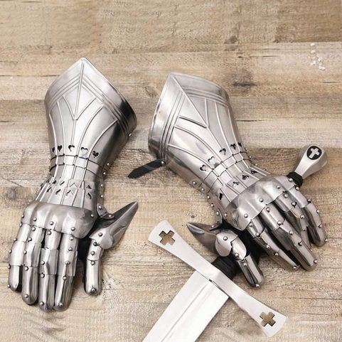 GOTHIC FINGER GLOVES WITH HEARTS