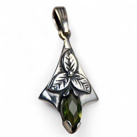 SHAMROCK, SILVER PENDANT, MOLDAVITE