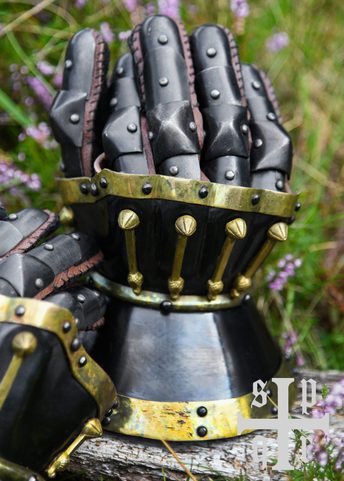 HOURGLASS GAUNTLETS, MILAN CA. 1370, APPROX. 1.6 MM STEEL, BLACKENED