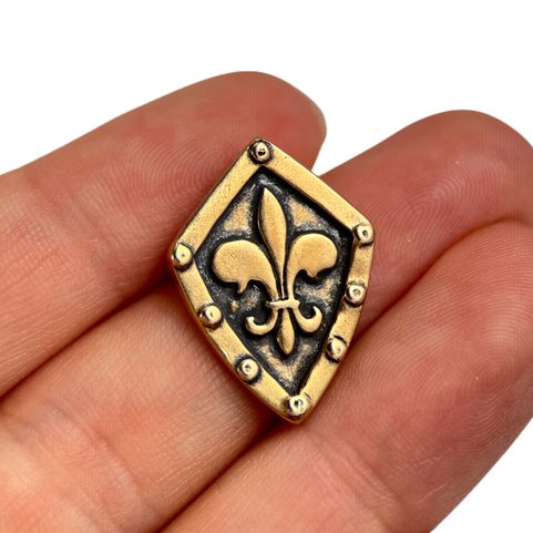 FLEUR DE LIS DANS LE BOUCLIER, PENDENTIF EN BRONZE