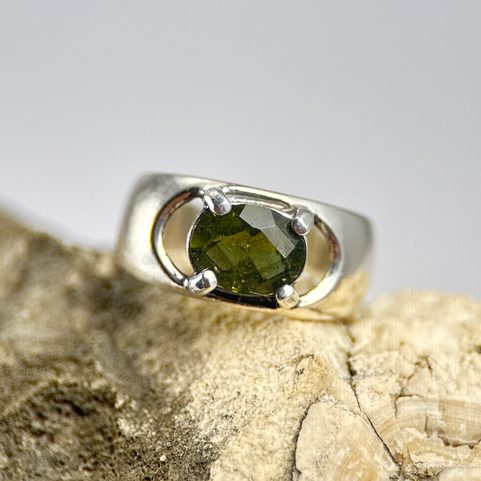 MOLDAVITE, STERLING SILVER RING WITH CUT MOLDAVITE