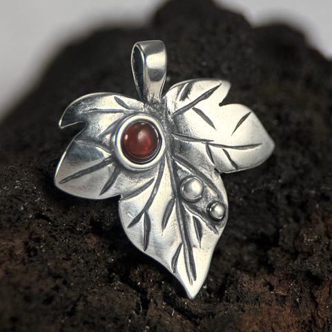 IVY LEAF SILVER PENDANT HESONITE