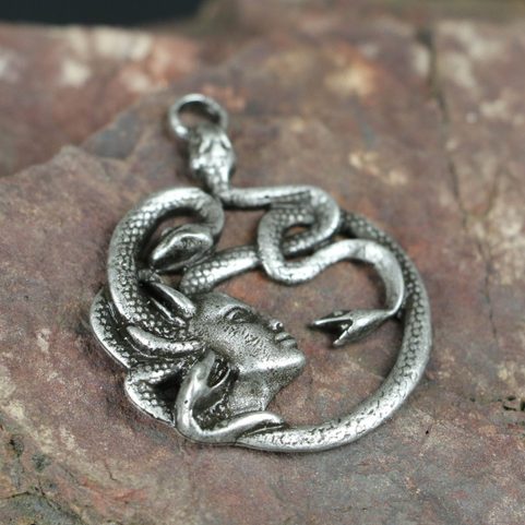 MÉDUSE, TALISMAN ANTIQUE, ZINC, ARGENT ANTIQUE