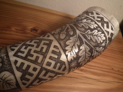 SLAVIC EMBROIDERY, ENGRAVED DRINKING HORN, 0.7 L