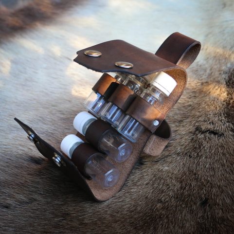 ENSEMBLE BUSHCRAFT POUR ÉPICES, AMPOULES ET POCHETTE EN CUIR, SYSTÈME PERUNIKA