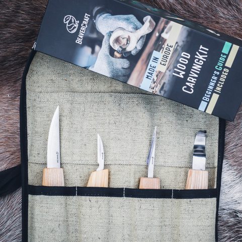 SET OF 4 KNIVES IN TOOL ROLL S09