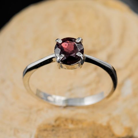 OCULAR, SILBERRING MIT GRANAT
