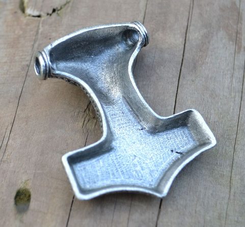 MARTEAU DE THOR - PENDENTIF, ÉTAIN ARGENTÉ, GRENAT