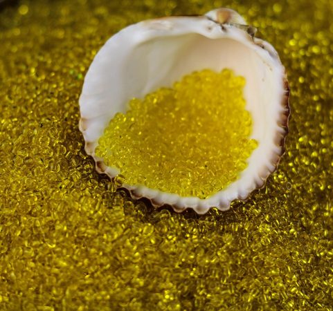 CZECH ROCAILLE SEED BEADS, TRANSPARENT YELLOW 10/0