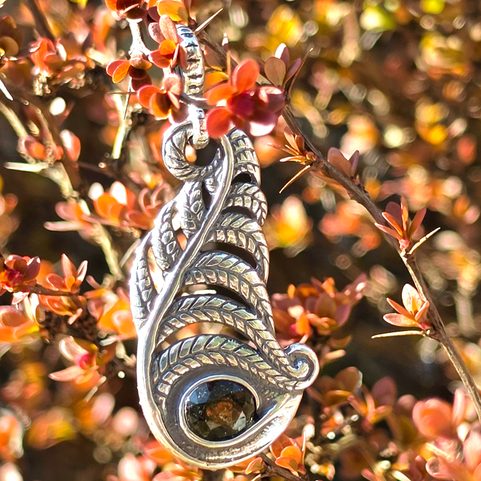 PENDENTIF EN ARGENT AVEC MOLDAVITE, MOTIF FOUGÈRE, AG 925