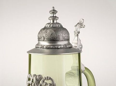 GLASS TANKARD WITH A MERCENARY