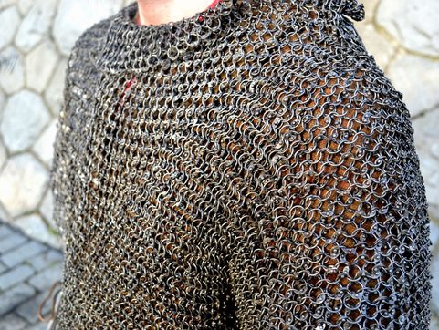 HAUBERT À MANCHES COURTES EN COTTE DE MAILLE RIVETÉE, TOUR DE TAILLE 130CM