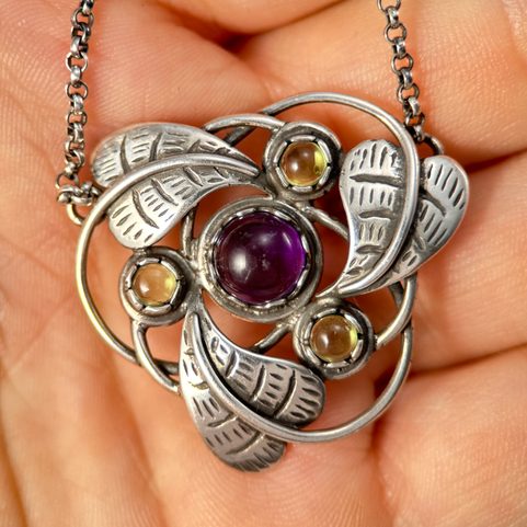 TRISKEL, ART NOUVEAU JEWELLERY, NECKLACE, AMETHYST AND PREDIDOT AG 925/1000