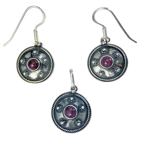 ANTICA ROMA - ENSEMBLE DE BOUCLES D'OREILLES ET UN COLLIER, ARGENT, GRENAT