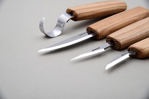 SET OF 4 KNIVES IN TOOL ROLL S09