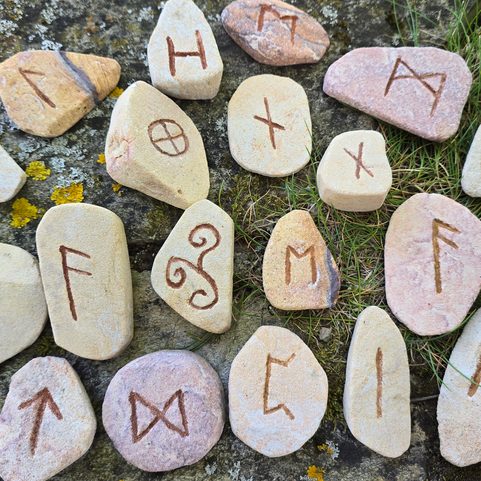 RUNES, GRAVÉ DANS LE GRÈS
