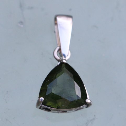 MOLDAVITE - TRIANGULAIRE DE LUXE, PENDENTIF EN ARGENT