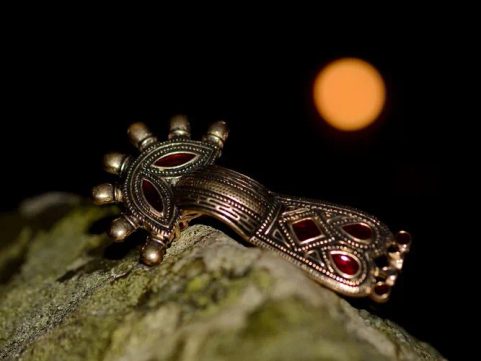 BROCHE MÉROVINGIENNE, BRONZE, KENT