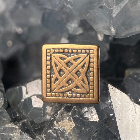 KELTISCHER KNOTEN, GLENDALOUGH, IRLAND, BRONZENIETE