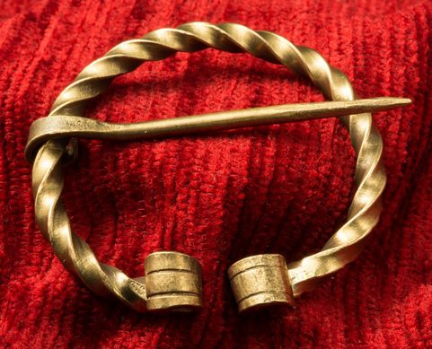 PENANNULAR BROOCH - BRASS