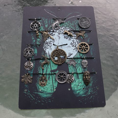 AMULETTES CELTIQUES 12 PIÈCES ET UN TABLEAU DE PRÉSENTATION, SET EN GROS