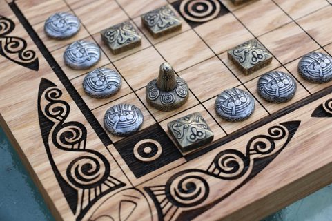 FIDCHELL KELTISCHE BRETTSPIELVERSION VON BRIAN BORU MIT EICHENBRETT