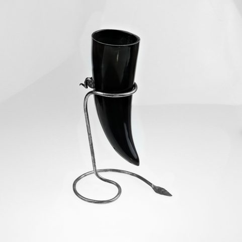 STAND FOR DRINKING HORN