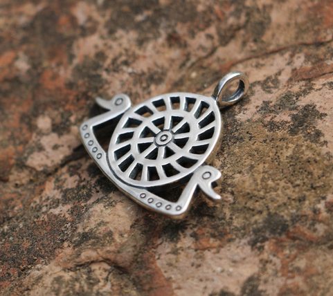 PENSEUR AVEC SOLEIL, ÂGE DU BRONZE, PENDENTIF EN ARGENT