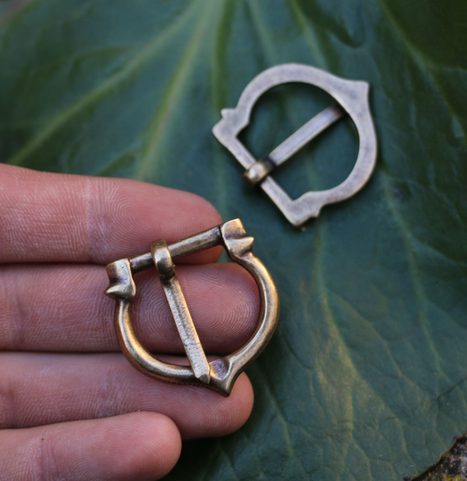 HISTORICAL BUCKLE V, COLOUR BRASS