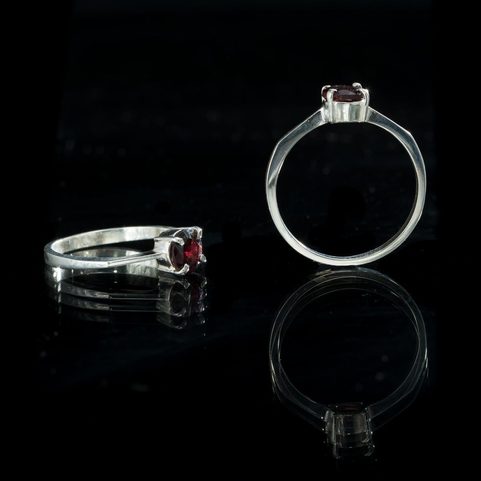 OCULAR, SILBERRING MIT GRANAT