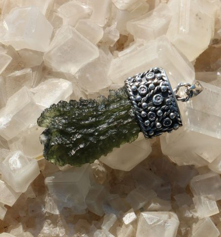 NUBIUM, ANHÄNGER, ROHER MOLDAVIT, SILBER 925